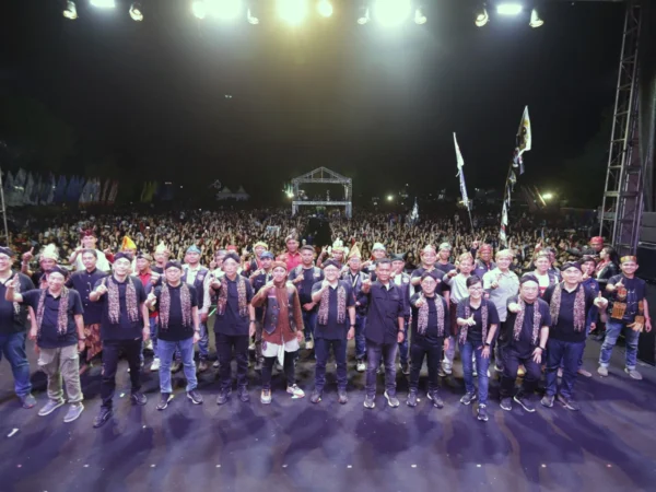 Jajaran management PT Astra Honda Motor dan Astra Motor Yogyakarta berfoto bersama bersama para bikers di gelaran puncak Honda Bikers Day 2024 (26/10).