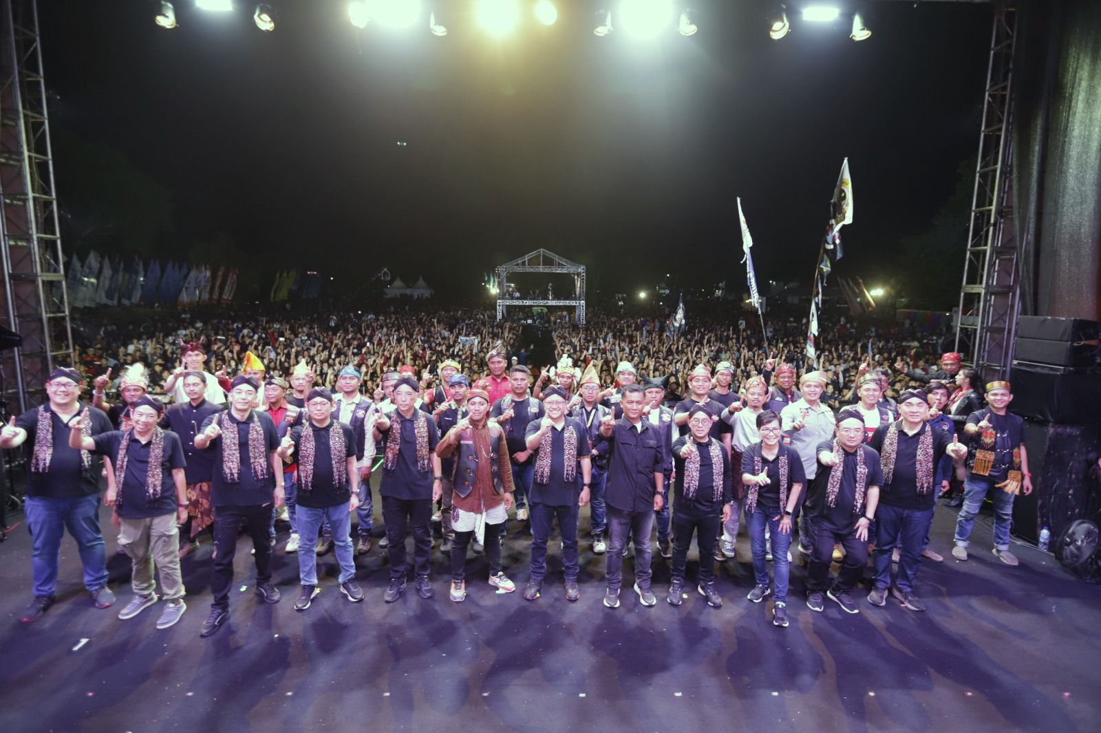 Jajaran management PT Astra Honda Motor dan Astra Motor Yogyakarta berfoto bersama bersama para bikers di gelaran puncak Honda Bikers Day 2024 (26/10).