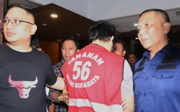 Petugas mengawal Gregorius Ronald Tannur (tengah) saat rilis penangkapannya oleh tim gabungan dari Kejari Surabaya dan Kejati Jawa Timur di Surabaya. (foto/ANTARA)