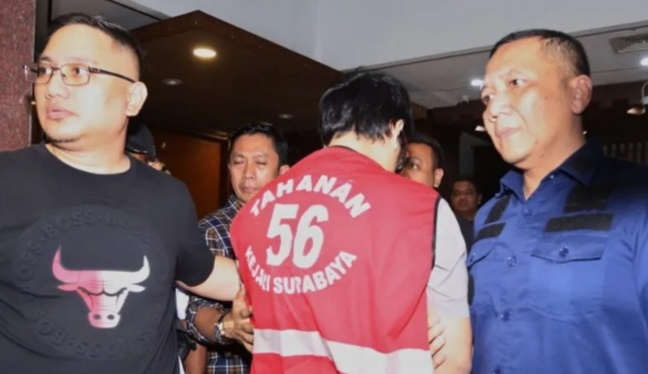 Petugas mengawal Gregorius Ronald Tannur (tengah) saat rilis penangkapannya oleh tim gabungan dari Kejari Surabaya dan Kejati Jawa Timur di Surabaya. (foto/ANTARA)