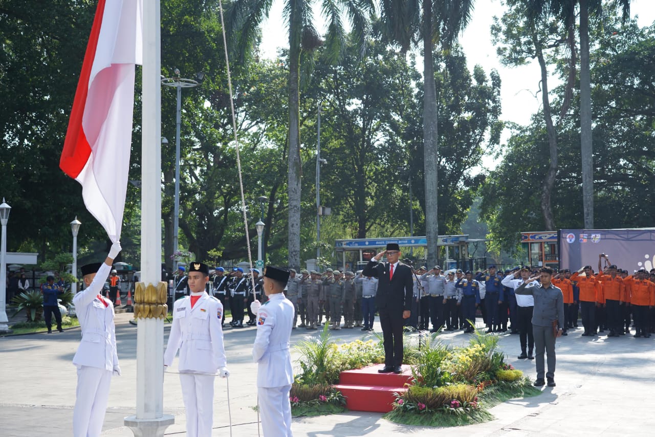 Suasana upacara peringatan Hari Sumpah Pemuda ke-96 di Plaza Balai Kota Bogor, Senin (28/10). (Yudha Prananda / Jabar Ekspres)