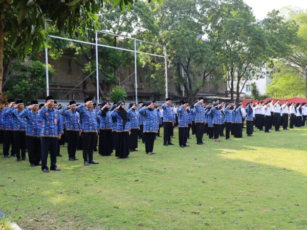 Seluruh pegawai Kantor Pertanahan Kota Bandung mengikuti Upacara Sumpah Pemuda ke-96 di Lapangan Upacara Kanwil BPN Provinsi Jawa Barat.