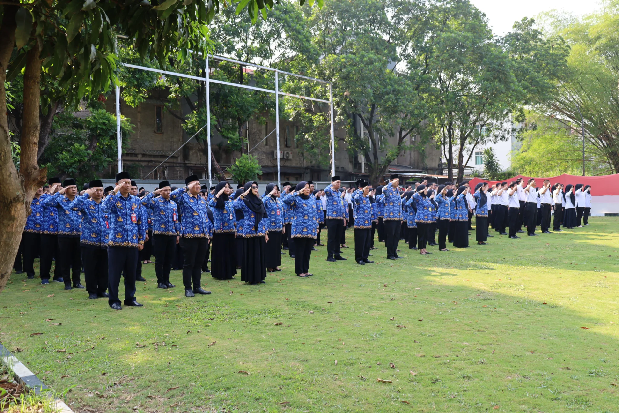 Seluruh pegawai Kantor Pertanahan Kota Bandung mengikuti Upacara Sumpah Pemuda ke-96 di Lapangan Upacara Kanwil BPN Provinsi Jawa Barat.