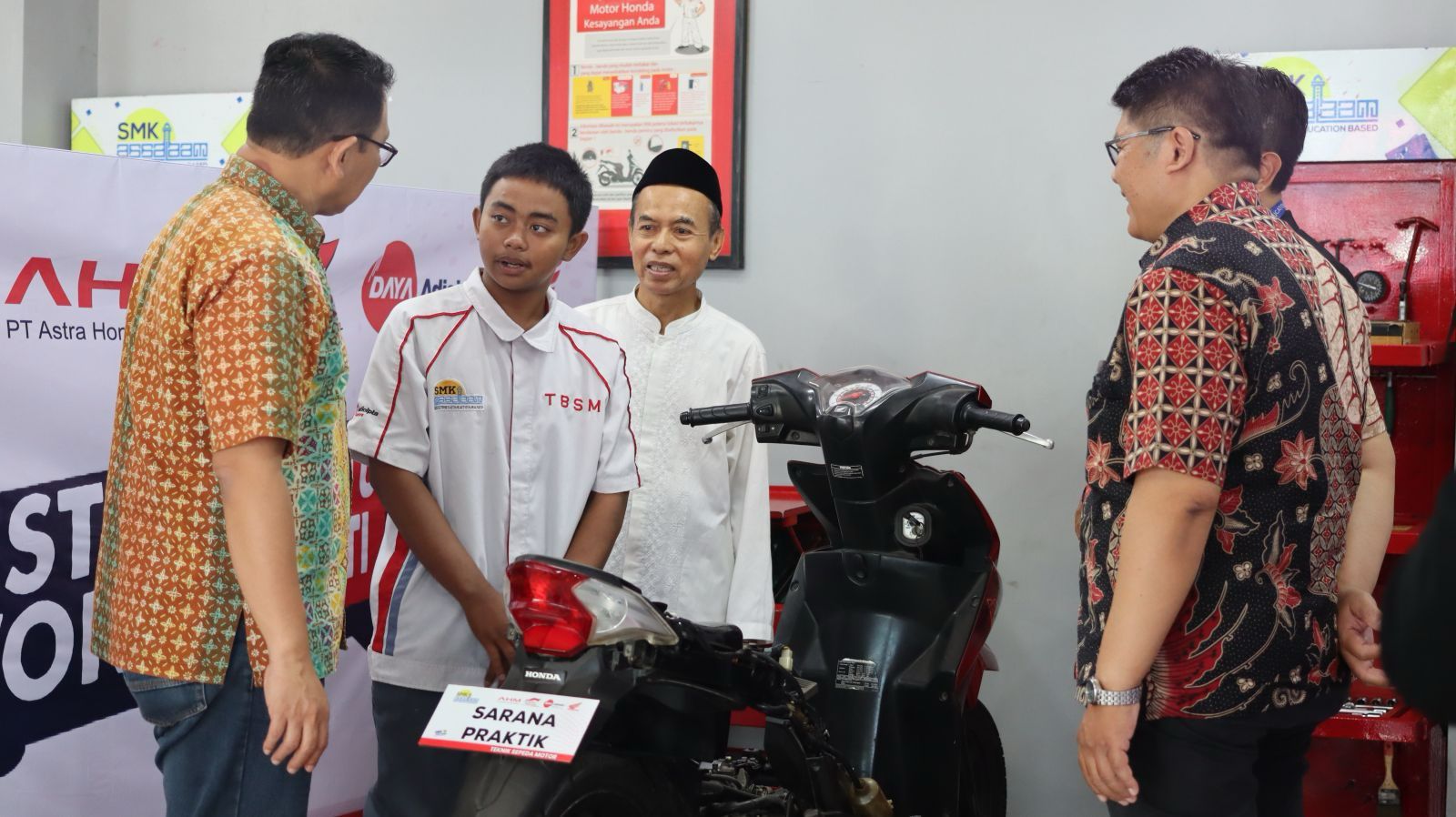 PT DAM dan PT AHM meresmikan Tempat Uji Kompetensi Astra Honda di SMK Assalaam Bandung pada 25 Oktober 2024.