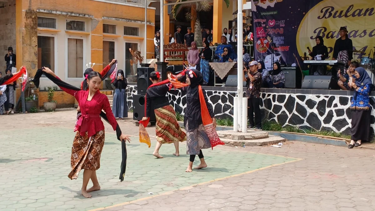 Penampilan Tari Tradisional oleh Siswi SMKN 3 Cimahi di Panen Raya P5 dalam Bulan Bahasa (Mong)