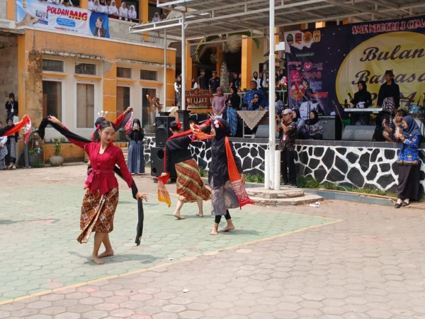 Penampilan Tari Tradisional oleh Siswi SMKN 3 Cimahi di Panen Raya P5 dalam Bulan Bahasa (Mong)