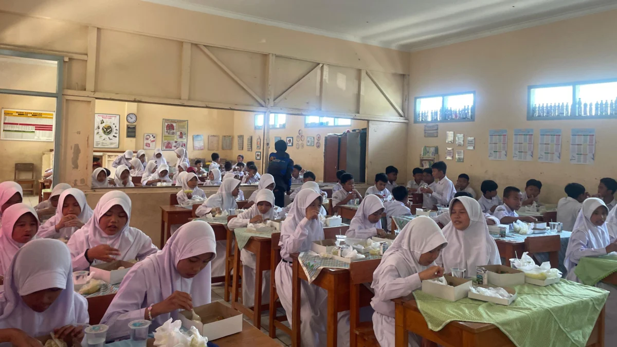 Siswa SDN Kutawaringin saat menyantap makanan bergizi gratis. Foto Agi