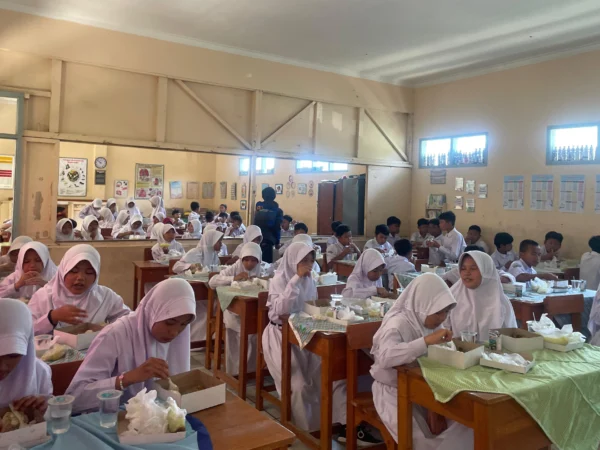 Siswa SDN Kutawaringin saat menyantap makanan bergizi gratis. Foto Agi