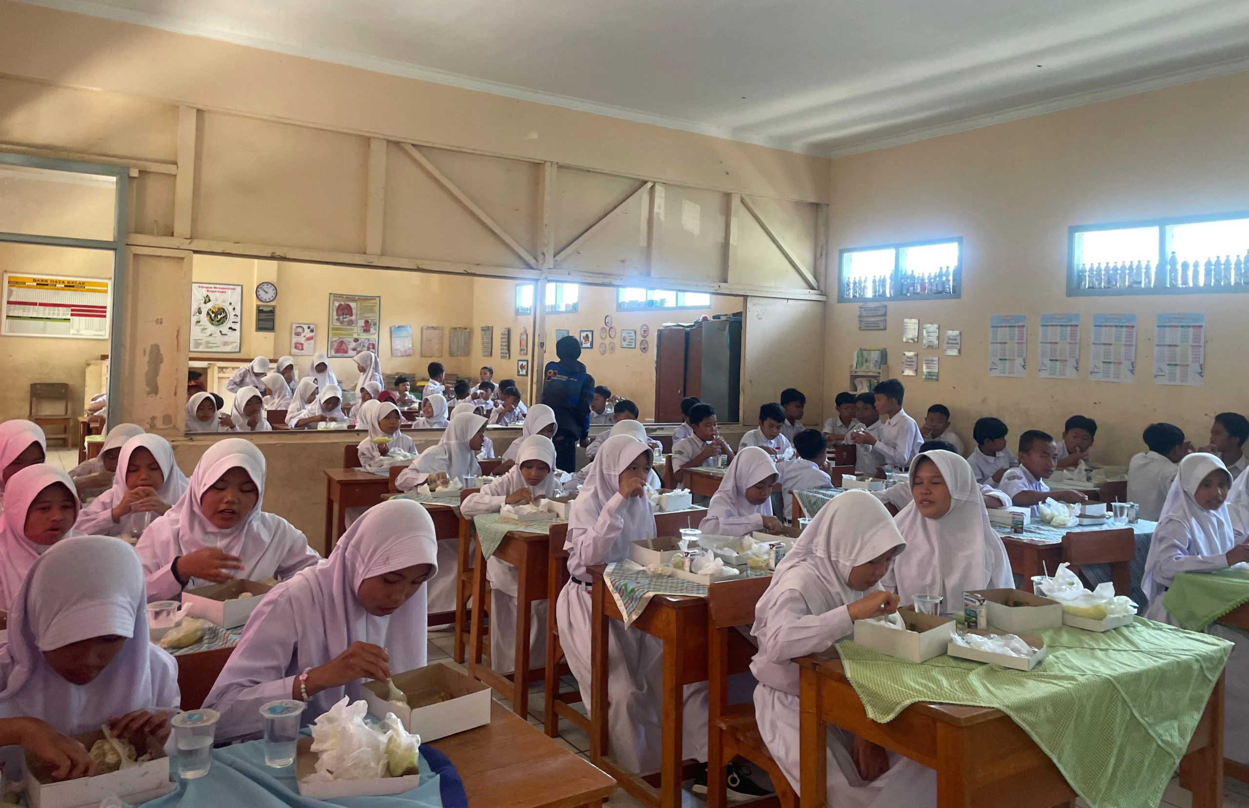 Siswa SDN Kutawaringin saat menyantap makanan bergizi gratis. Foto Agi