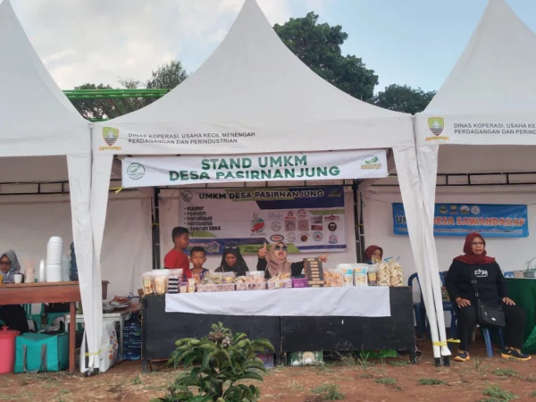 Stand yang difasilitasi oleh Desa Pasirnanjung, Kecamatan Cimanggung, Kabupaten Sumedang bagi para pelaku UMKM di kawasan wisata Pasirnanjung Geulis. (Yanuar/Jabar Ekspres)