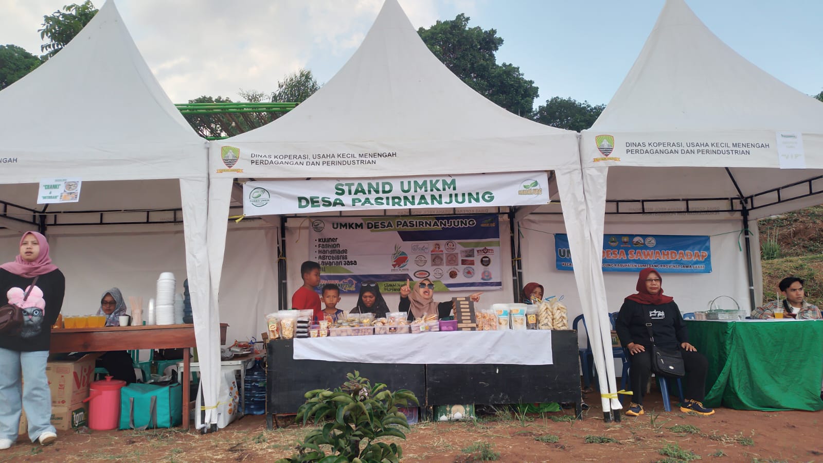 Stand yang difasilitasi oleh Desa Pasirnanjung, Kecamatan Cimanggung, Kabupaten Sumedang bagi para pelaku UMKM di kawasan wisata Pasirnanjung Geulis. (Yanuar/Jabar Ekspres)