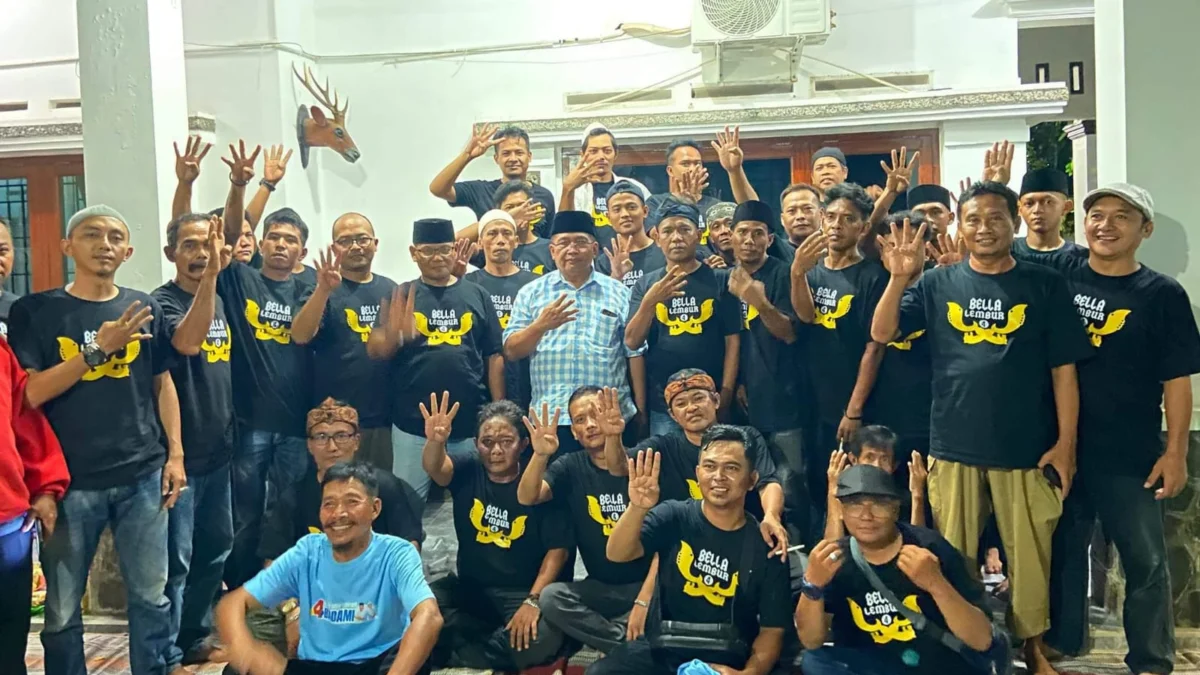 Calon Wali Kota Banjar nomor urut 4, Bambang Hidayat (kemeja kotak-kotak) bersama relawan pendukungnya berfoto bersama dal sebuah acara konsolidasi belum lama ini di Kota Banjar. (Istimewa)