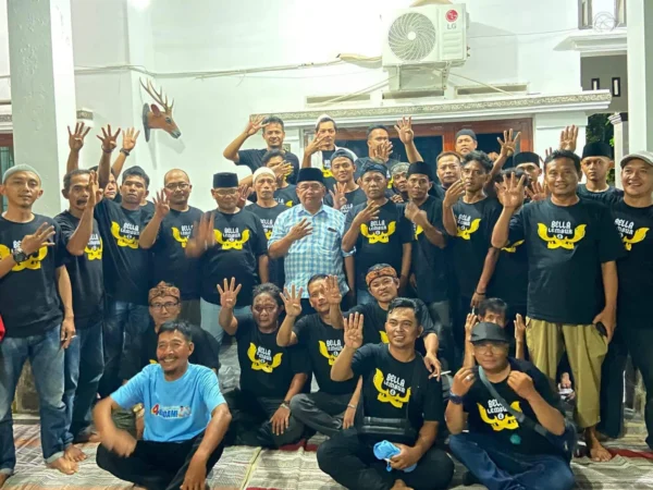 Calon Wali Kota Banjar nomor urut 4, Bambang Hidayat (kemeja kotak-kotak) bersama relawan pendukungnya berfoto bersama dal sebuah acara konsolidasi belum lama ini di Kota Banjar. (Istimewa)