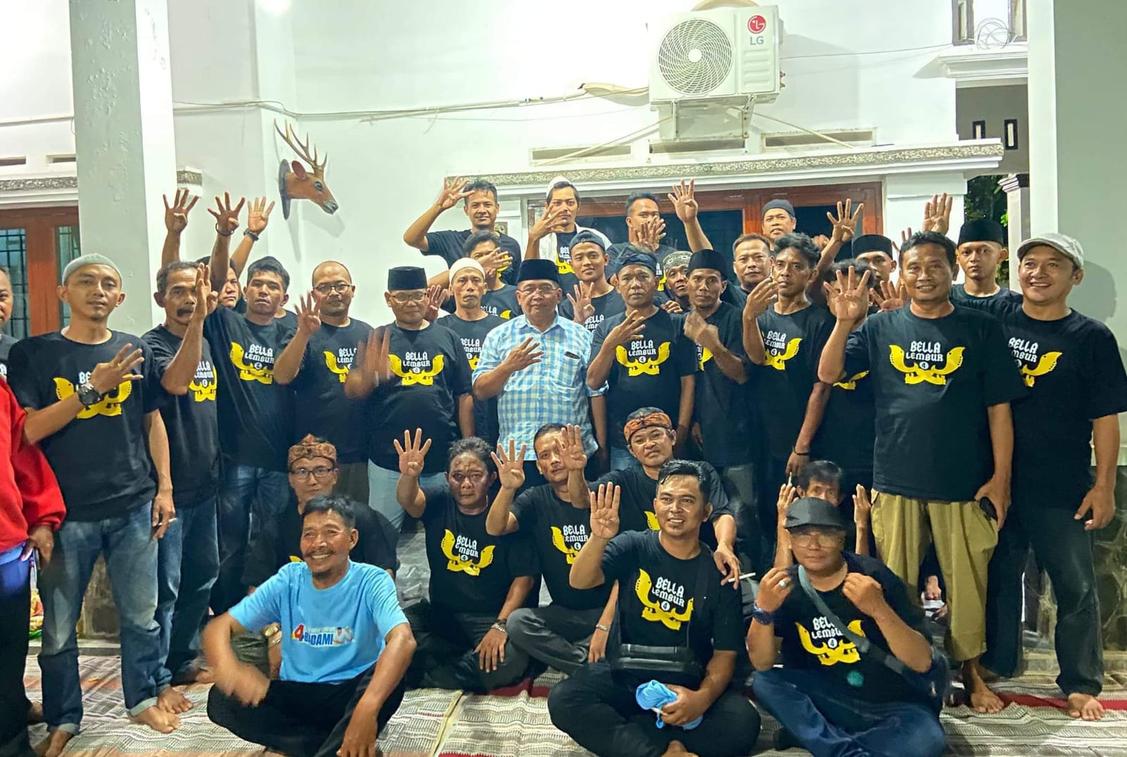 Calon Wali Kota Banjar nomor urut 4, Bambang Hidayat (kemeja kotak-kotak) bersama relawan pendukungnya berfoto bersama dal sebuah acara konsolidasi belum lama ini di Kota Banjar. (Istimewa)