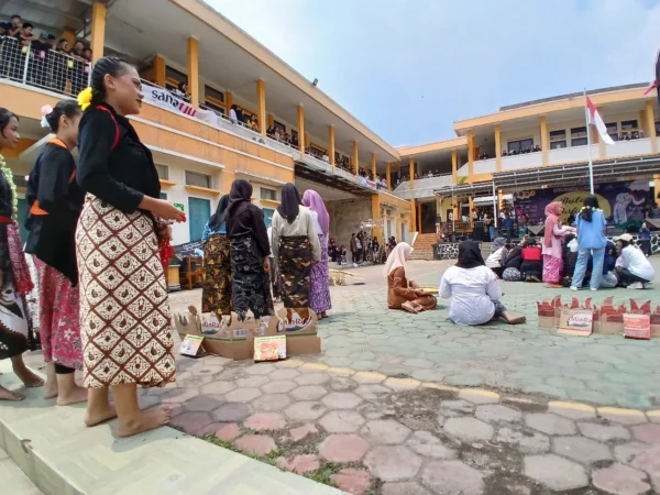 Semarakan Bulan Bahasa dengan Pelestarian Seni Tradisi Sunda di SMKN 3 Cimahi dengan Penuh Kemeriahan (mong)