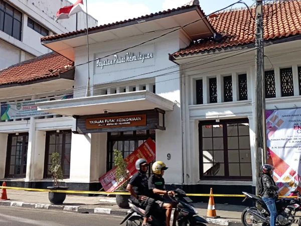 Dok. Kondisi Gedung YPK di Jl Naripan, Kota Bandung pasca atap bagian depan Roboh. Selasa (29/10). Foto. Sandi Nugraha.