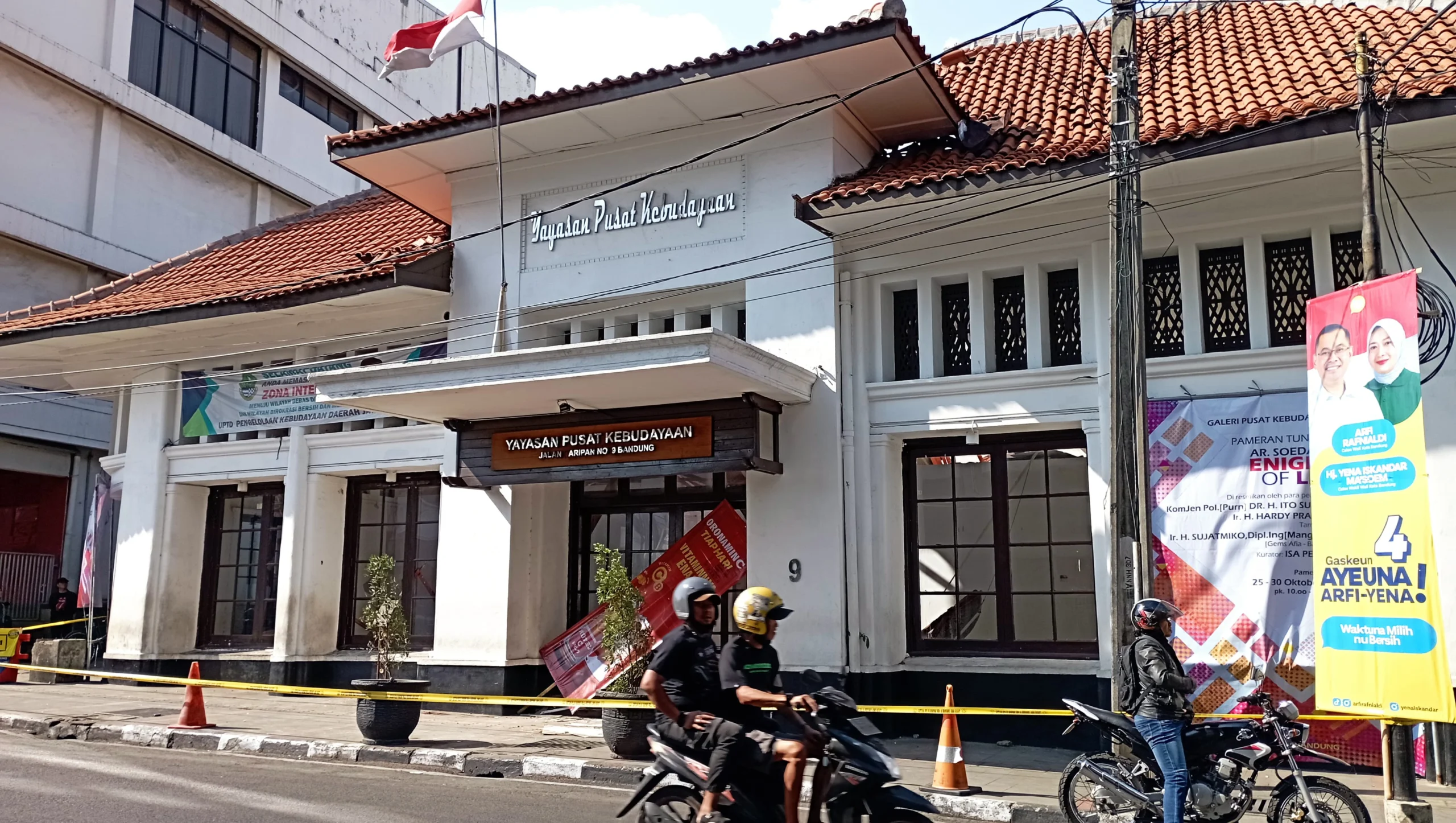 Dok. Kondisi Gedung YPK di Jl Naripan, Kota Bandung pasca atap bagian depan Roboh. Selasa (29/10). Foto. Sandi Nugraha.