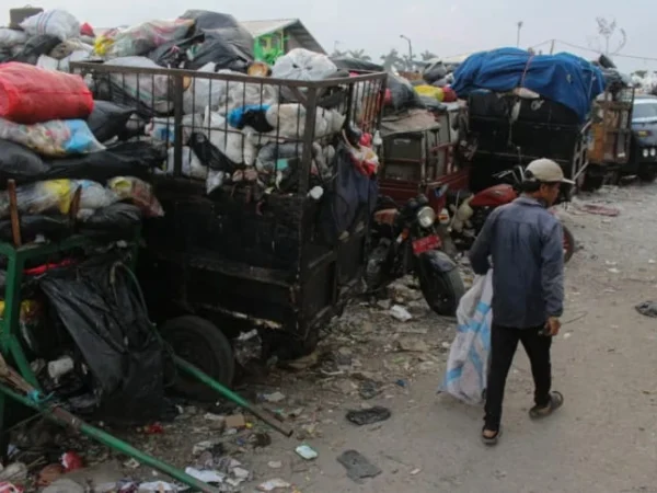 Sampah mulai kian menumpuk di sejumlah tempat pembuangan sementara di Kota Bandung.