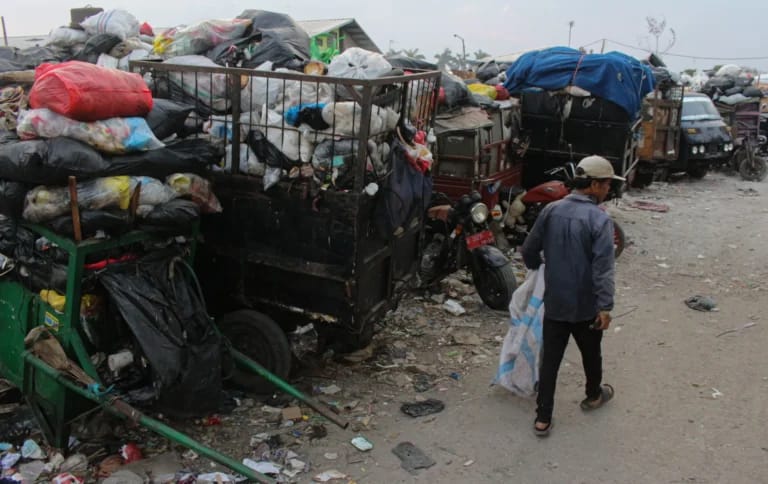 Sampah mulai kian menumpuk di sejumlah tempat pembuangan sementara di Kota Bandung.