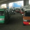 Sejumlah angkot mangkal liar berjajar, jadikan ruas Jalan Simpang Susun Cileunyi, Kabupaten Bandung sebagai terminal bayangan. (Dok. Jabar Ekspres)