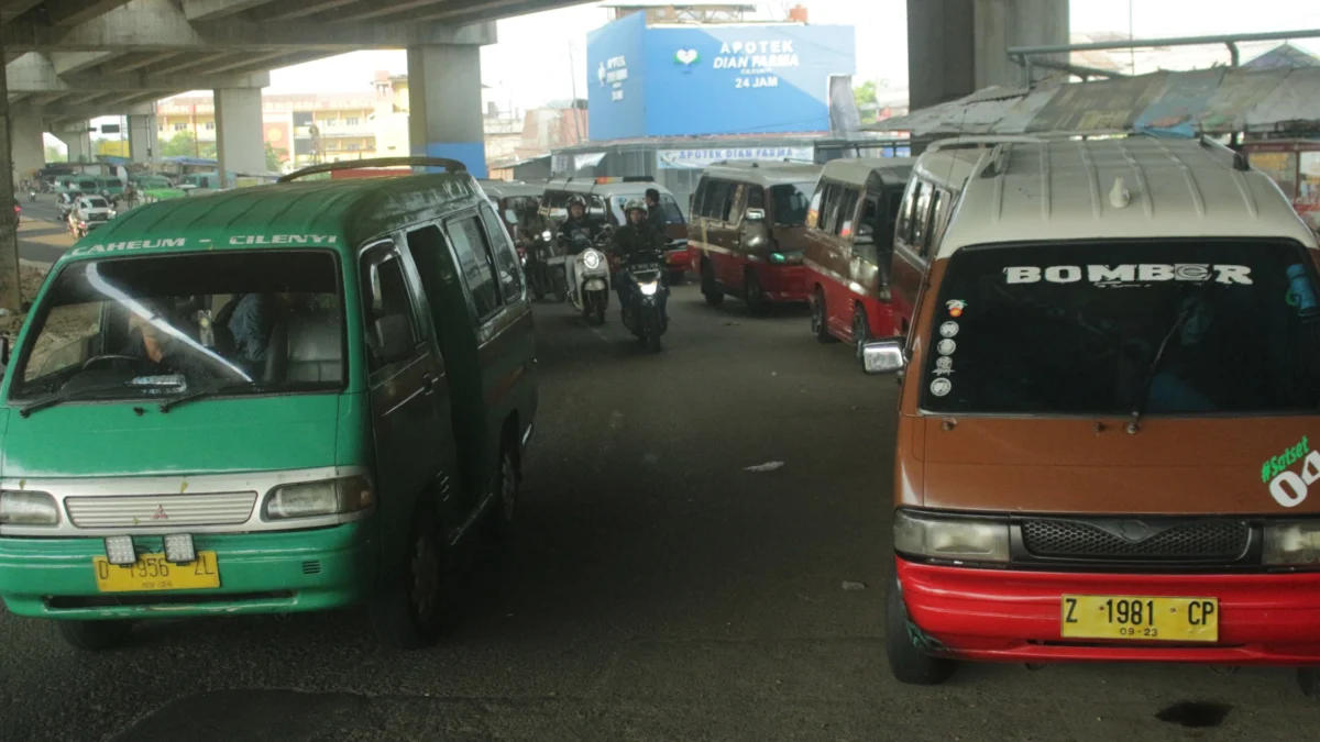 Sejumlah angkot mangkal liar berjajar, jadikan ruas Jalan Simpang Susun Cileunyi, Kabupaten Bandung sebagai terminal bayangan. (Dok. Jabar Ekspres)