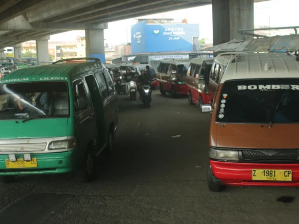 Sejumlah angkot mangkal liar berjajar, jadikan ruas Jalan Simpang Susun Cileunyi, Kabupaten Bandung sebagai terminal bayangan. (Dok. Jabar Ekspres)