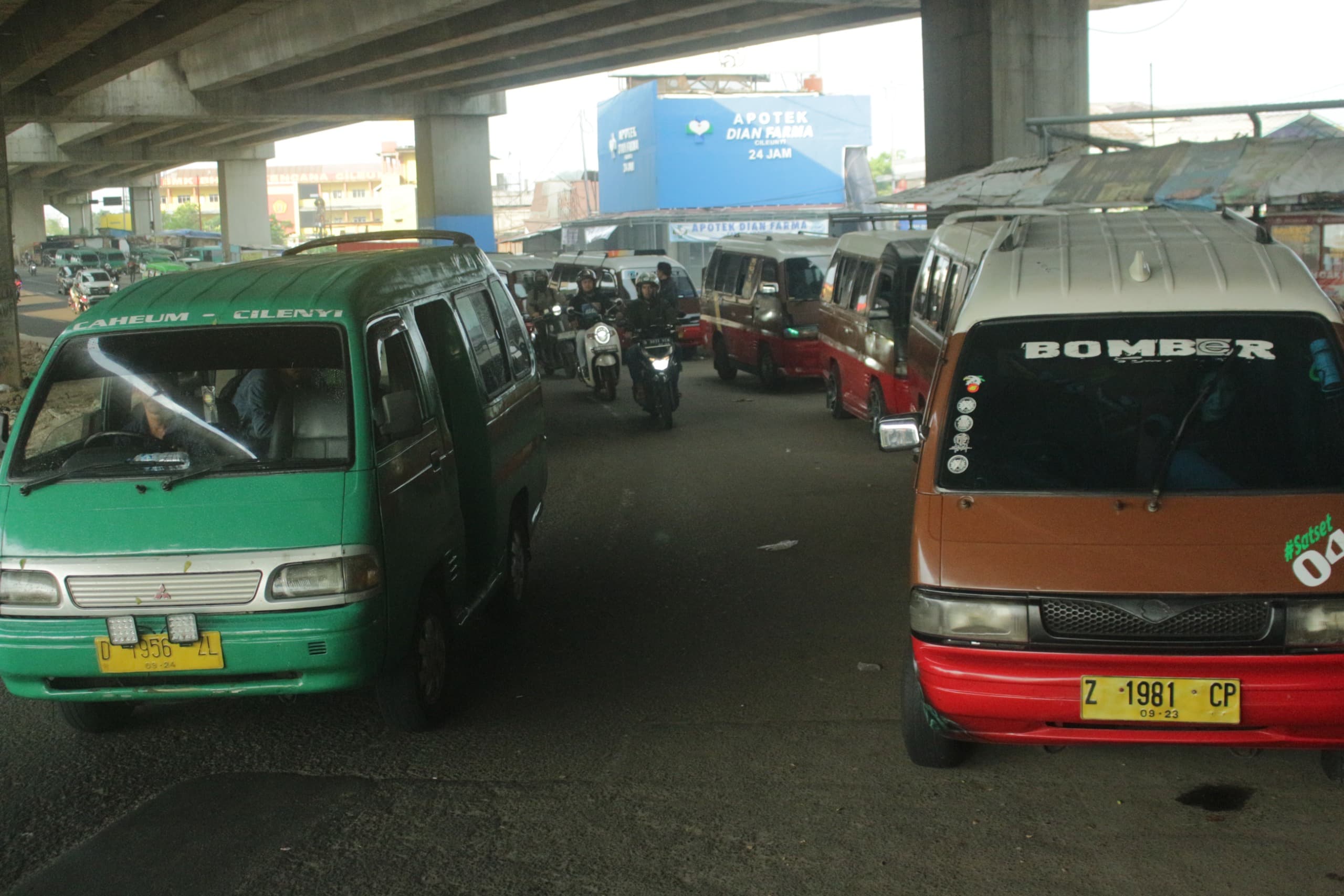 Sejumlah angkot mangkal liar berjajar, jadikan ruas Jalan Simpang Susun Cileunyi, Kabupaten Bandung sebagai terminal bayangan. (Dok. Jabar Ekspres)