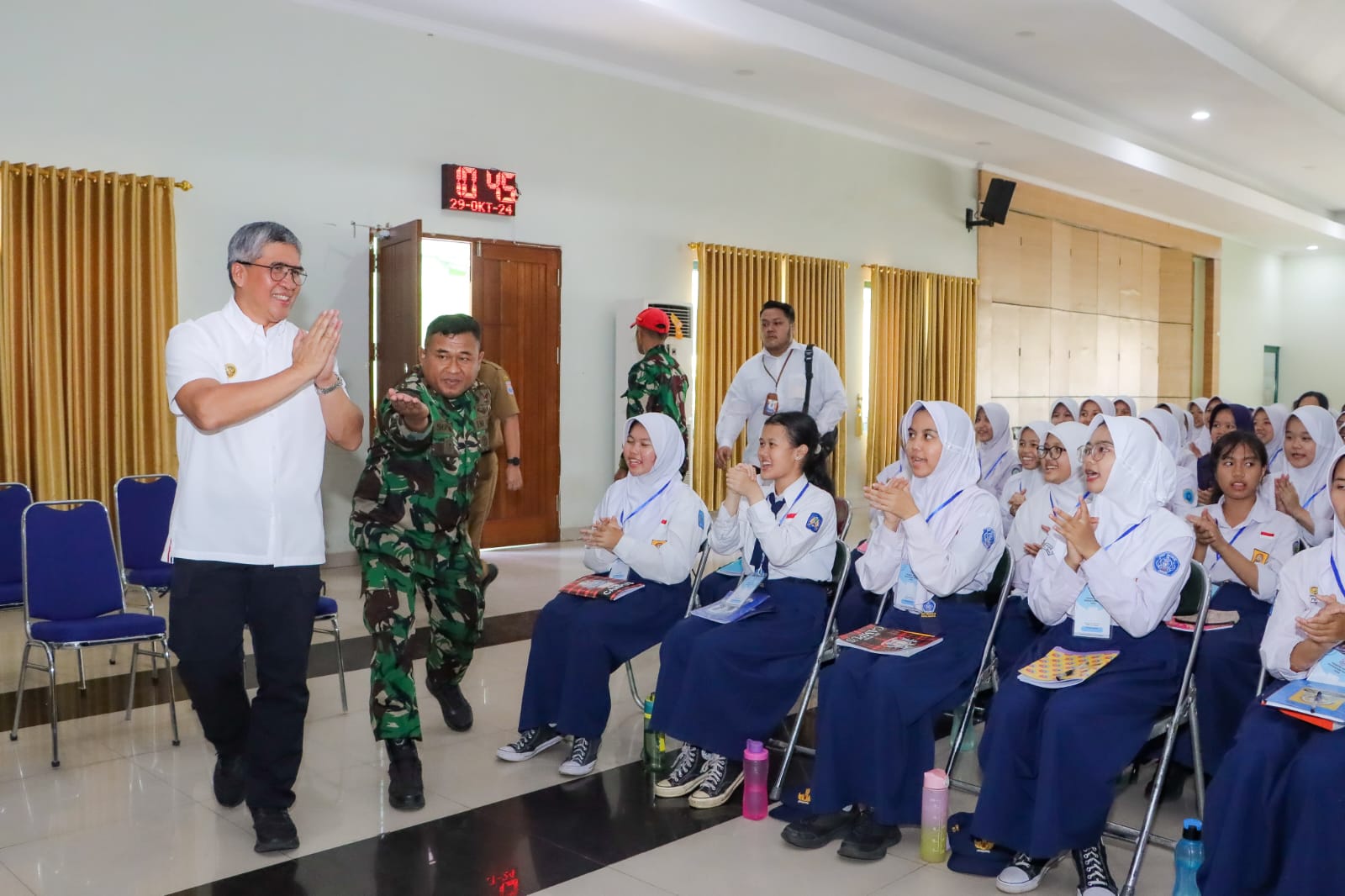 Pj Wali Kota Cimahi, Dicky Saromi saat Meninjau Langsung Latihan Dasar Kepemimpinan Siswa (LDKS) tingkat SMP (MONG)