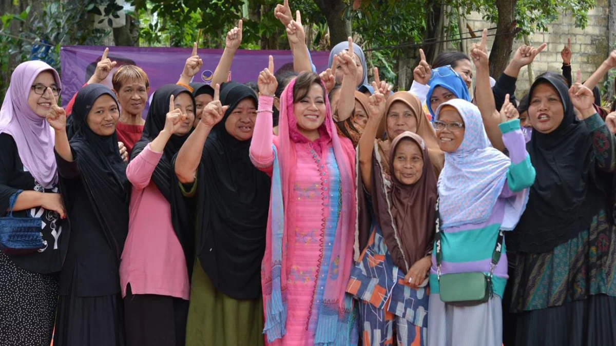 Calon Wakil Wali Kota Bogor, Nomor Urut 1, Melli Darsa bersama sejumlah warga. (Yudha Prananda / Jabar Ekspres)