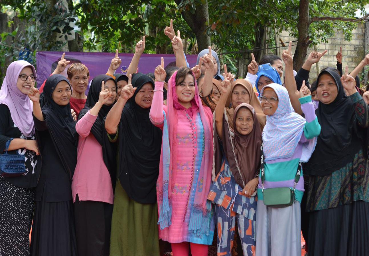 Calon Wakil Wali Kota Bogor, Nomor Urut 1, Melli Darsa bersama sejumlah warga. (Yudha Prananda / Jabar Ekspres)