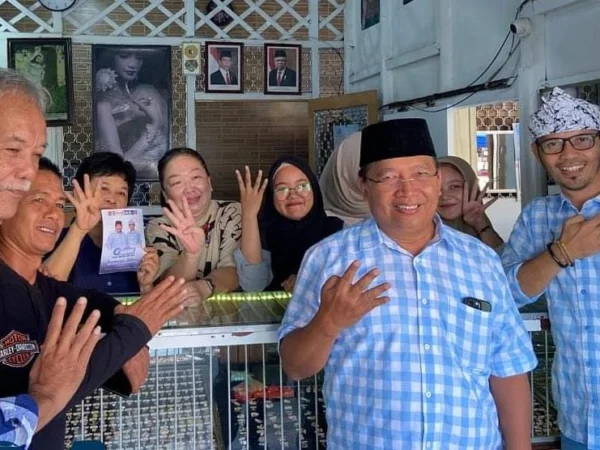 Bambang Hidayah (dua kanan) dan Dani Danial Muhklis (kanan) optimis bisa memulihkan keuangan daerah jika terpilih menjadi Wali Kota dan Wakil Wali Kota Banjar lima tahun mendatang. (Cecep Herdi/Jabar Ekspres)