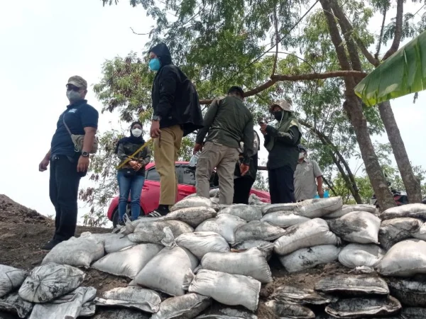 Tumpukan limbah batu bara dalam bentuk Flying Ash Bottom Ash (FABA) dibuang di sembarang tempat di Kampung Rongga, Desa Cihampelas, Bandung Barat. Dok Jabar Ekspres