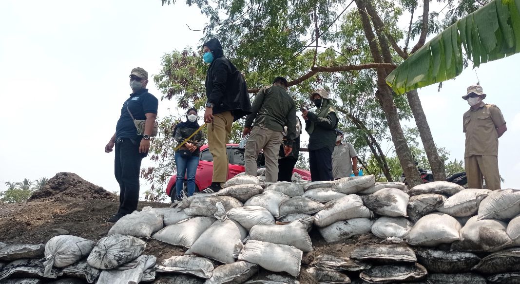 Tumpukan limbah batu bara dalam bentuk Flying Ash Bottom Ash (FABA) dibuang di sembarang tempat di Kampung Rongga, Desa Cihampelas, Bandung Barat. Dok Jabar Ekspres