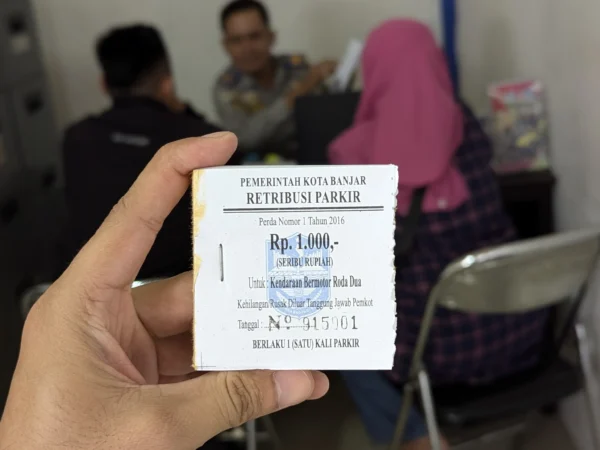 Karcis retribusi parkir yang ditetapkan oleh Pemkot Banjar untuk sepeda motor Rp1.000. Sementara, itu di lapangan, tim Saber Pengli menemukan joki juru parkir yang tidak mengantongi surat tugas di area parkir Pasar Banjar, Rabu 30 Oktober 2024. (Cecep Herdi/Jabar Ekspres)