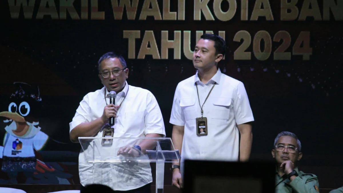 Pasangan Calon Haru - Dhani saat debat publik perdana yang digelar KPU Kota Bandung, Rabu (31/10).