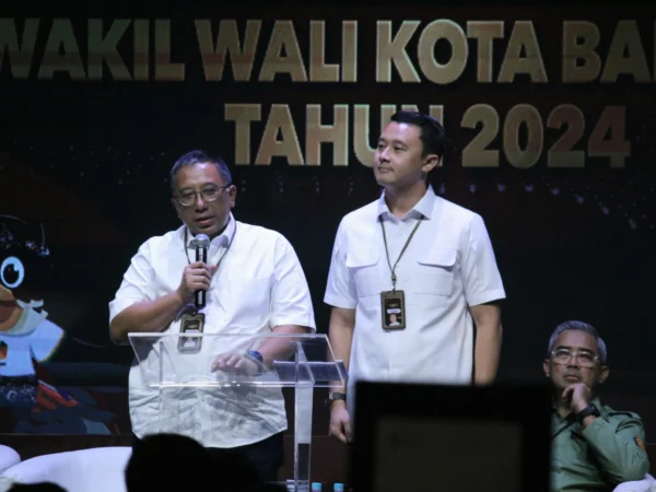 Pasangan Calon Haru - Dhani saat debat publik perdana yang digelar KPU Kota Bandung, Rabu (31/10).