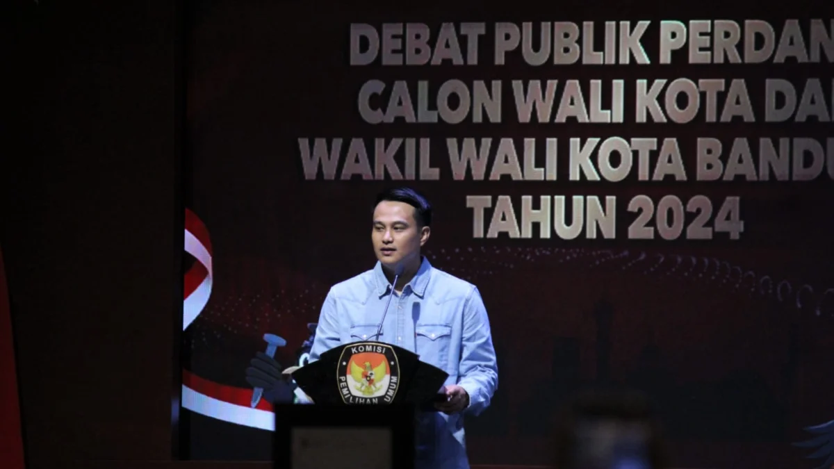 Ketua KPU Kota Bandung Khoirul Anam saat sambutan di debat perdana, Rabu (30/10).