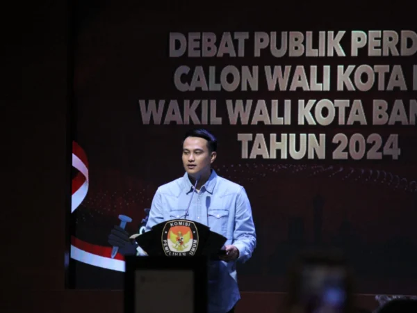 Ketua KPU Kota Bandung Khoirul Anam saat sambutan di debat perdana, Rabu (30/10).