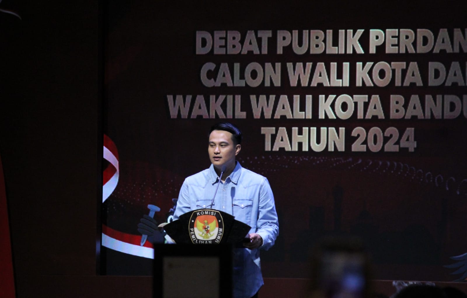 Ketua KPU Kota Bandung Khoirul Anam saat sambutan di debat perdana, Rabu (30/10).