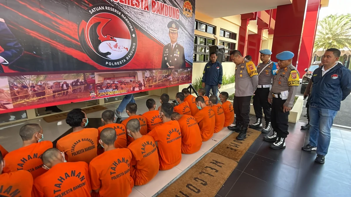 Jajaran Satuan Narkoba Polresta Bandung berhasil mengamankan 20 orang tersangka pengedar dan pemakai narkotika di wilayah Kabupaten Bandung selama bulan Oktober 2024. Foto Agi