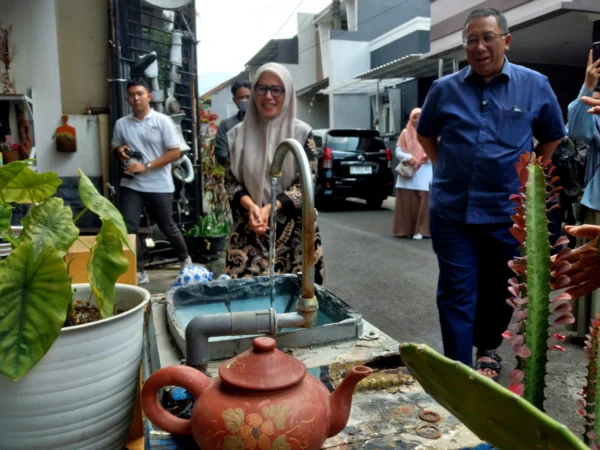 Calon Wali Kota Bandung Haru Suandharu saat mengunjungi Kampung Rastik, Kamis (31/10).