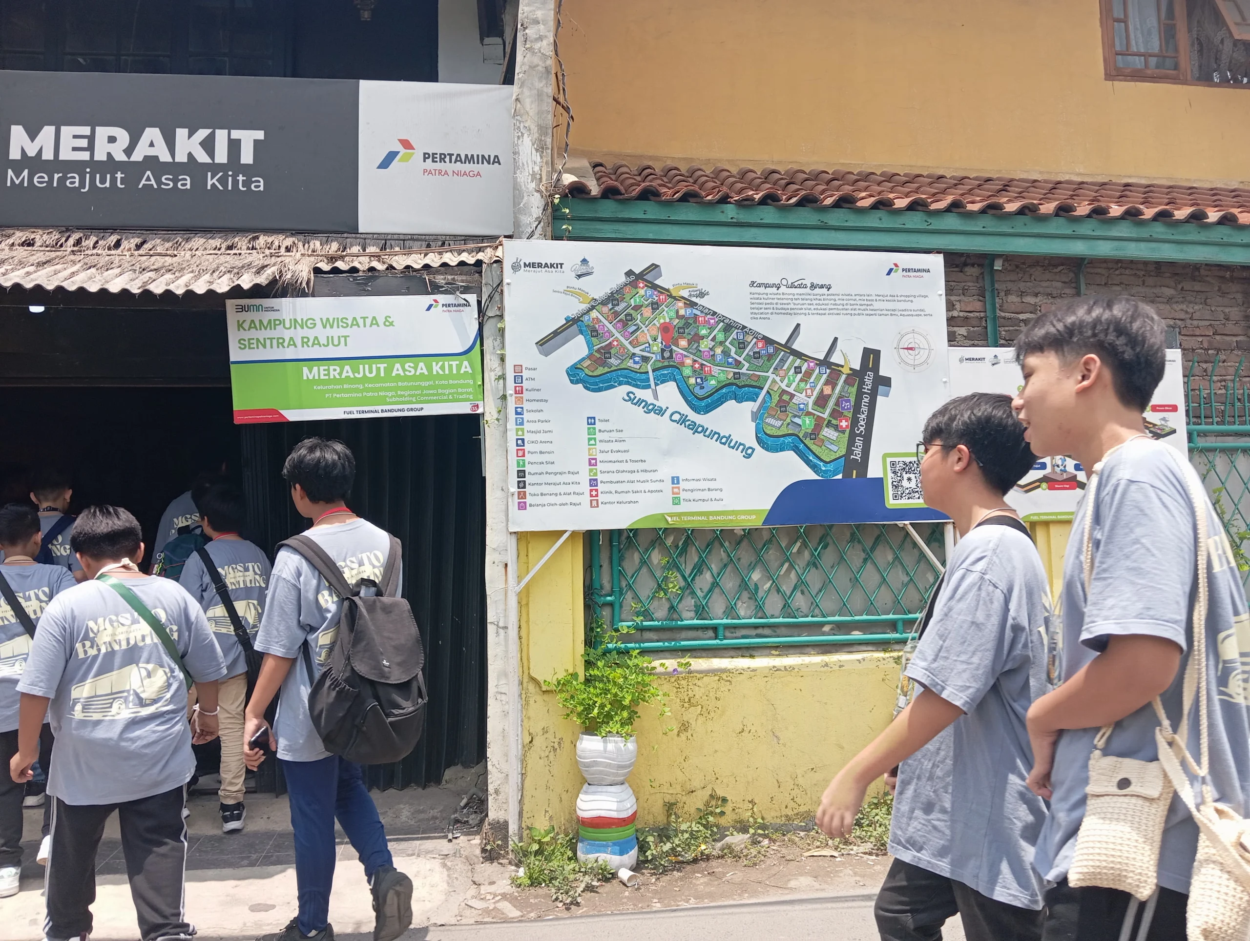 BERWISATA: Antusias para siswa SMP Mahatma Gandhi School Jakarta saat menjalani pelatihan merajut di Kampung Wisata Binong, Kota Bandung, Kamis (24/10) (Nizar/Jabar Ekspres)