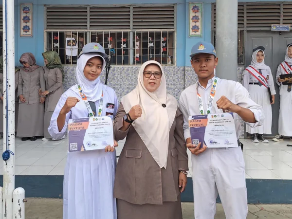 Sherly (kiri) siswa kelas X6 dan Fahri (kanan) siswa kelas XI IPA 1 SMA PGRI Parakanmuncang, Kecamatan Cimanggung, Sumedang berhasil raih prestasi dengan menjuarai ajang bergengsi Kejuaraan Karate Antar Pelajar Se Provinsi Jawa Barat, yang digelar STKIP Pasundan Cup VI 2024. (Jabar Ekspres)