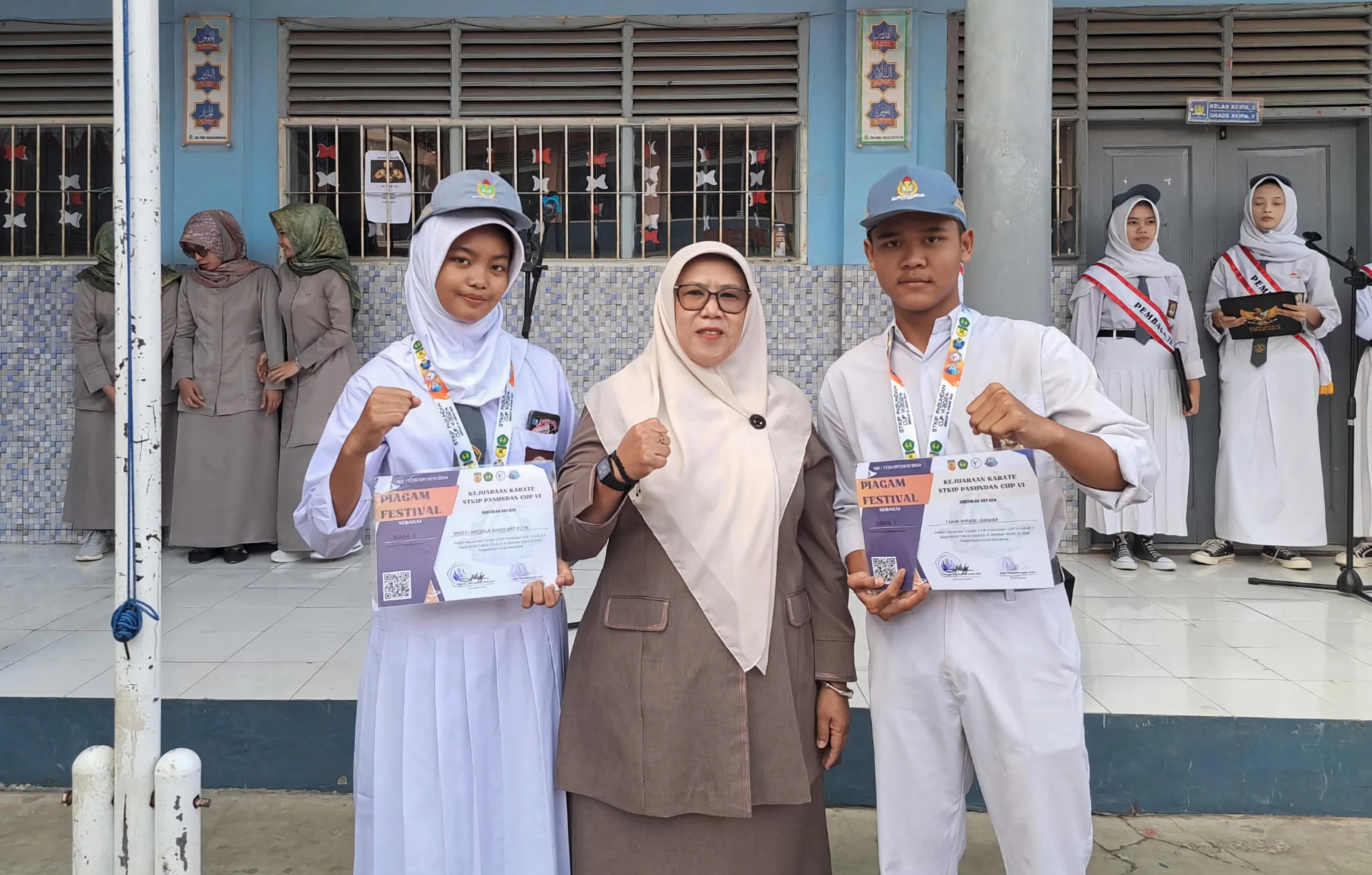 Sherly (kiri) siswa kelas X6 dan Fahri (kanan) siswa kelas XI IPA 1 SMA PGRI Parakanmuncang, Kecamatan Cimanggung, Sumedang berhasil raih prestasi dengan menjuarai ajang bergengsi Kejuaraan Karate Antar Pelajar Se Provinsi Jawa Barat, yang digelar STKIP Pasundan Cup VI 2024. (Jabar Ekspres)