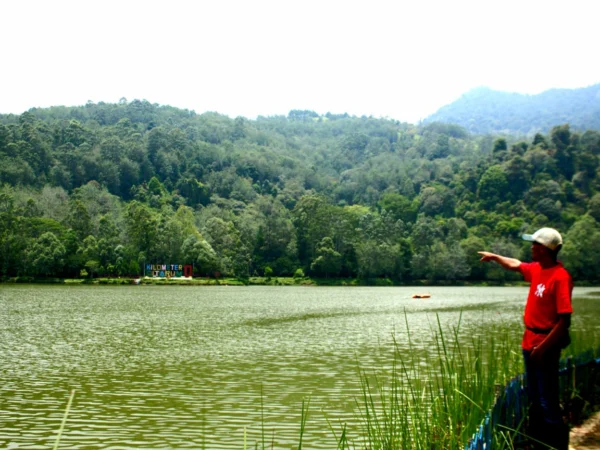 ASRI : Uus Kusmana menunjukkan kebun kopi hasil perjuangan pelestarian lingkungan yang ada di samping Situ Cisanti atau titik 0 kilometer Sungai Citarum.