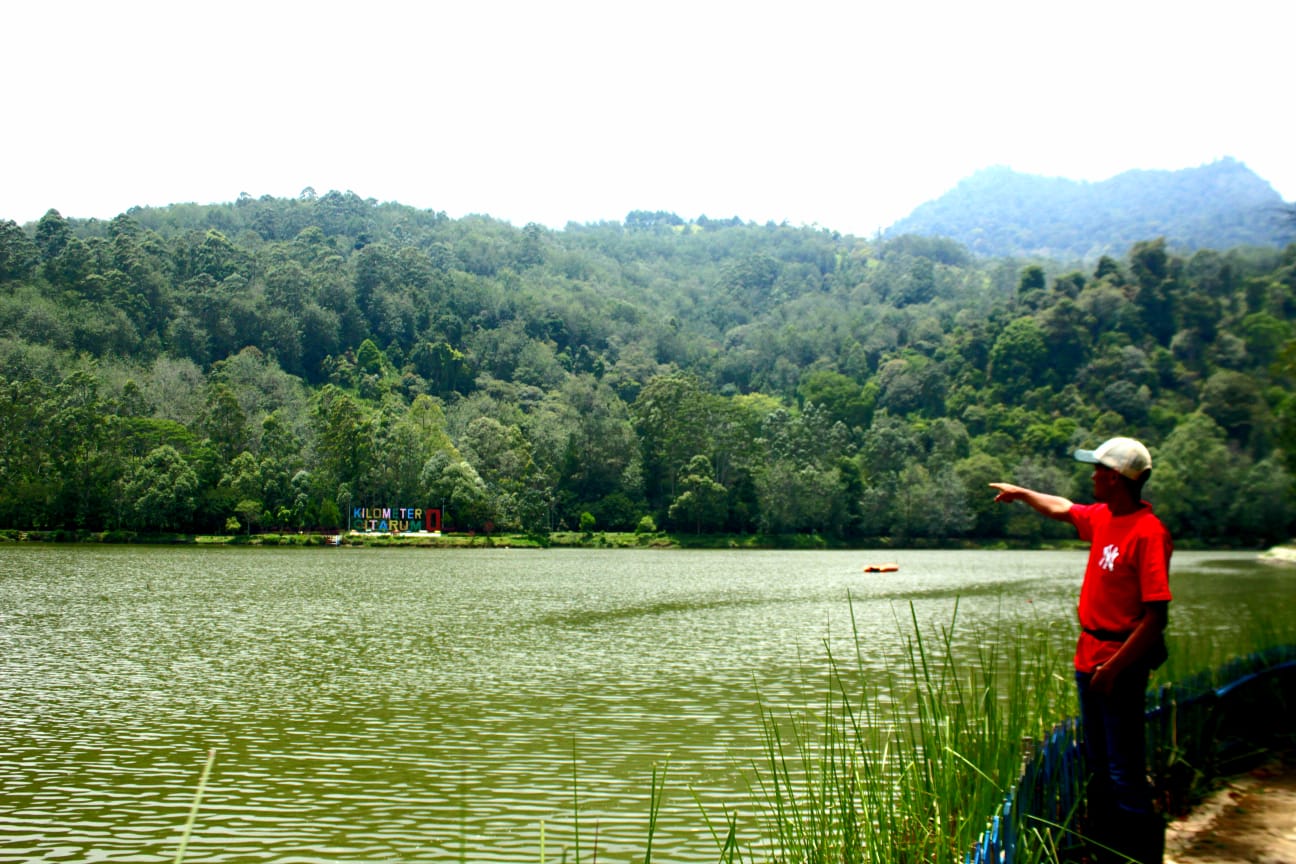 ASRI : Uus Kusmana menunjukkan kebun kopi hasil perjuangan pelestarian lingkungan yang ada di samping Situ Cisanti atau titik 0 kilometer Sungai Citarum.