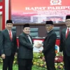 Pj Wali Kota Bogor, Hery Antasari menyerahkan berkas RAPBD 2025 kepada Pimpinan DPRD Kota Bogor. (Yudha Prananda / Jabar Ekspres)