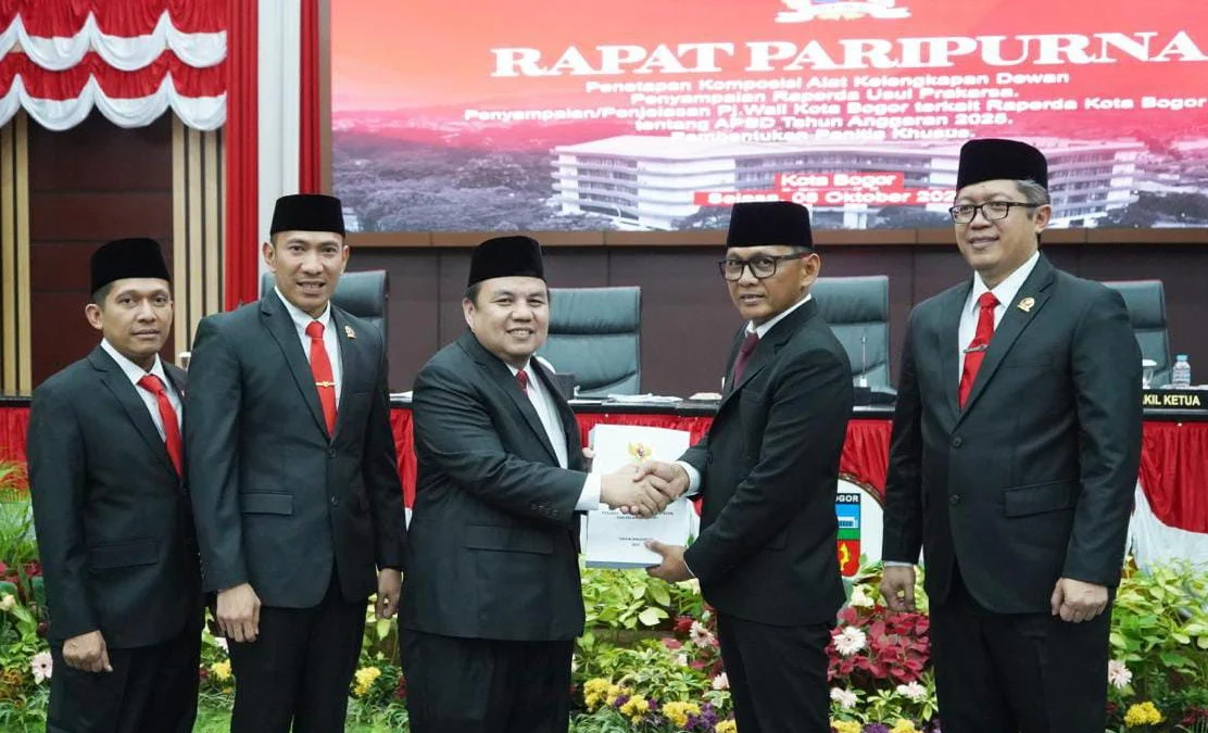 Pj Wali Kota Bogor, Hery Antasari menyerahkan berkas RAPBD 2025 kepada Pimpinan DPRD Kota Bogor. (Yudha Prananda / Jabar Ekspres)