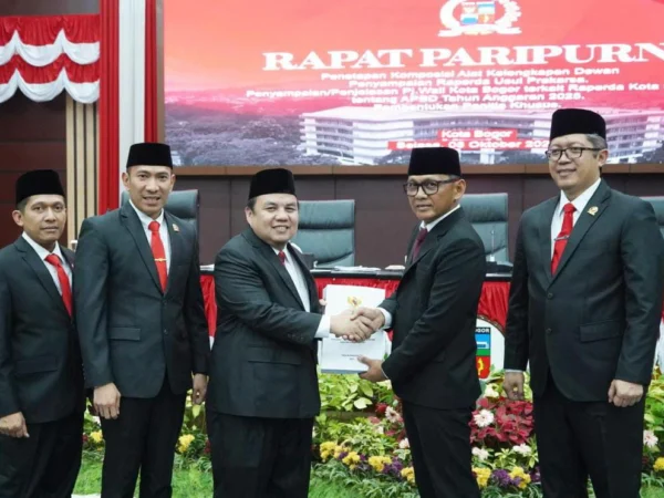 Pj Wali Kota Bogor, Hery Antasari menyerahkan berkas RAPBD 2025 kepada Pimpinan DPRD Kota Bogor. (Yudha Prananda / Jabar Ekspres)