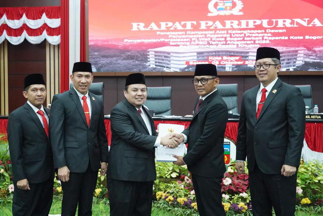 Pj Wali Kota Bogor, Hery Antasari menyerahkan berkas RAPBD 2025 kepada Pimpinan DPRD Kota Bogor. (Yudha Prananda / Jabar Ekspres)